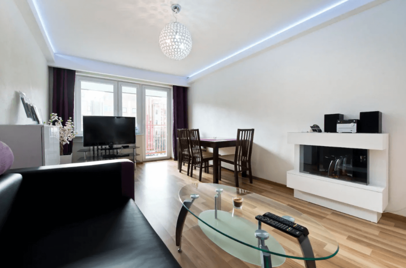 Apartament Długie Ogrody, Gdańsk – salon z kominkiem